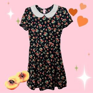 Peter Pan collar dress covered in peaches 🍑